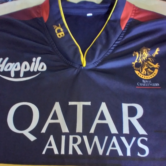Qatar Airways Red and Blue Soccer T Shirt Size XL Sports Activewear - Picture 2 of 10